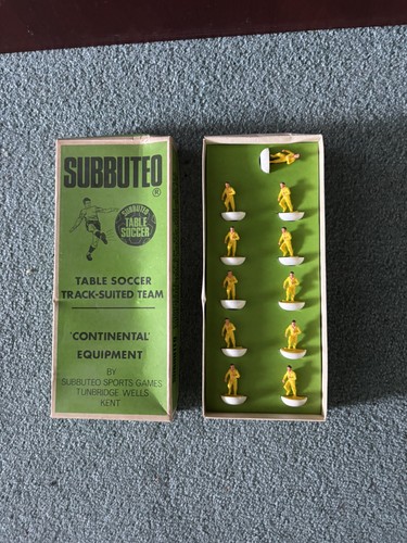 Subbuteo yellow tracksuit team - subbuteo,